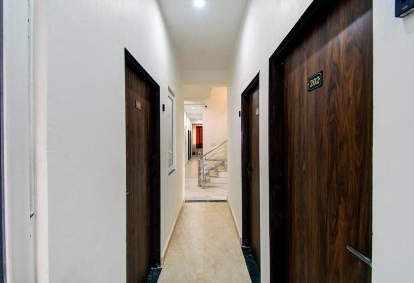 Oyo 82094 Hotel Saras Inn