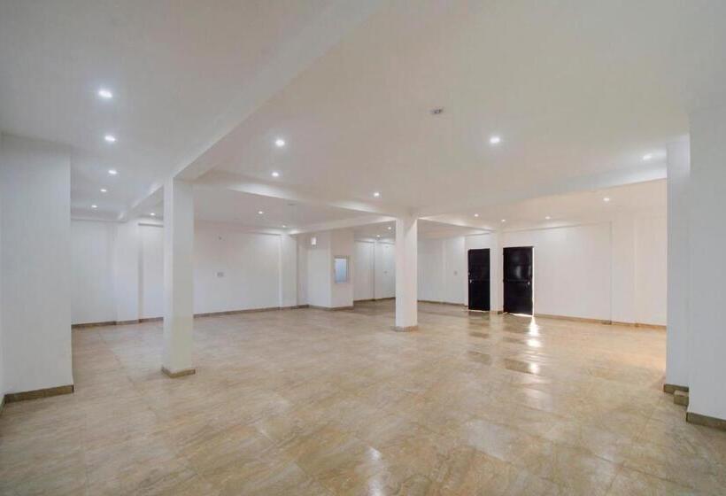 Oyo 82094 Hotel Saras Inn