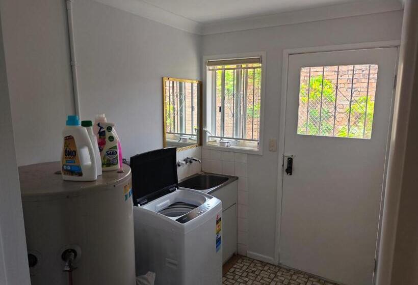 پانسیون All Set Up Single Rooms In Convenient Location