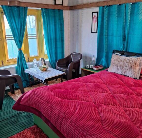 פנסיון Conifer View Guest House