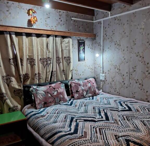 פנסיון Conifer View Guest House