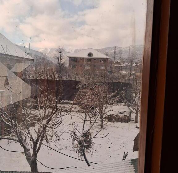 פנסיון Conifer View Guest House