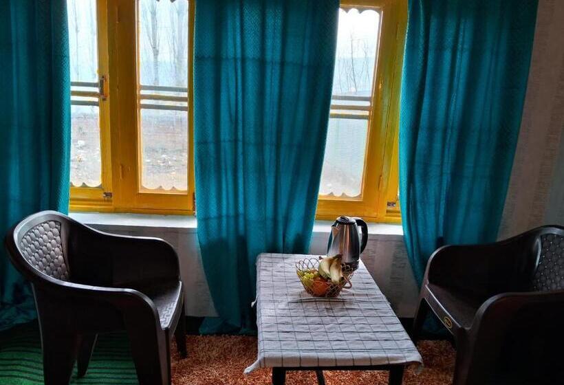 פנסיון Conifer View Guest House