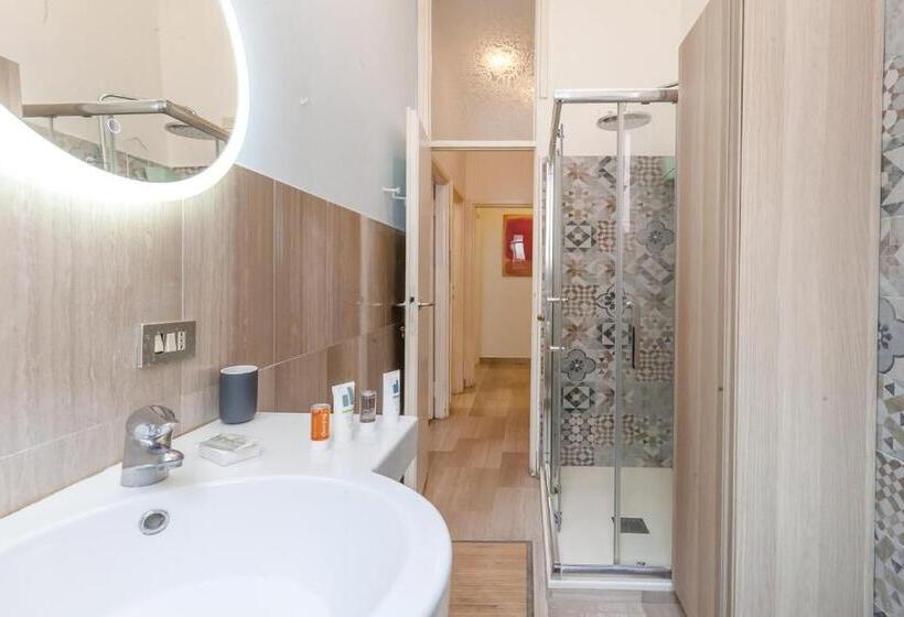 پانسیون Double Room In The Center 20 Min Walk From Duomo