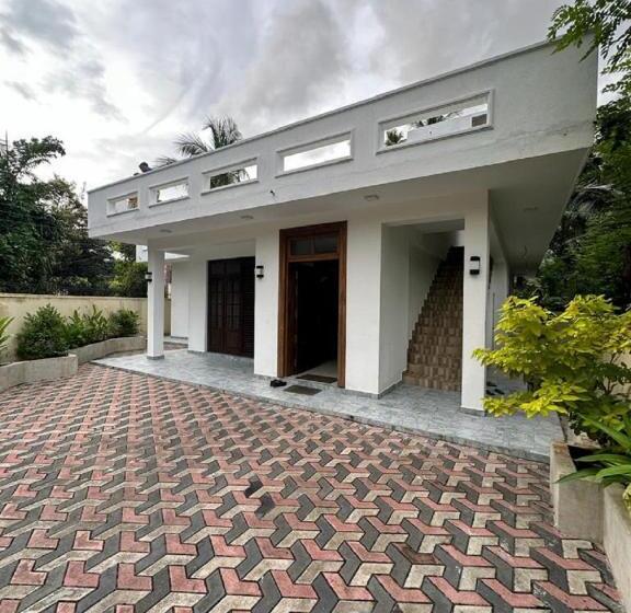 Пансион Kaduwela Layathraa