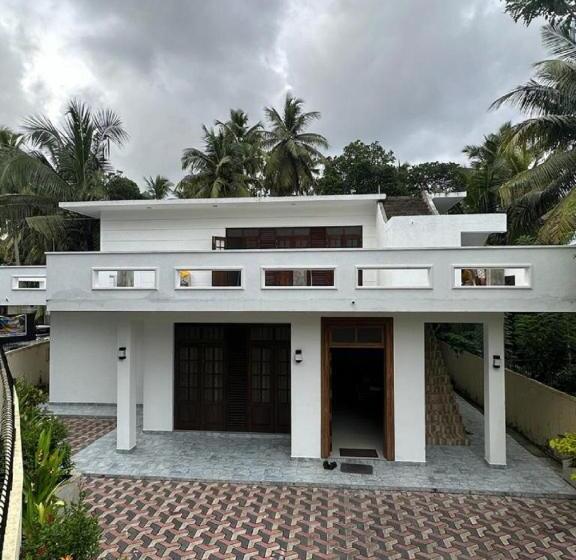 بنسيون Kaduwela Layathraa