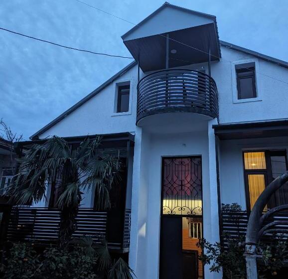 پانسیون Nino & Irodi S Guest House