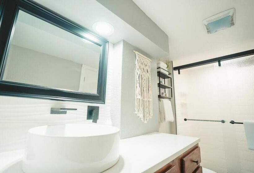 بنسيون Windsor Retreat Private Basement Suite