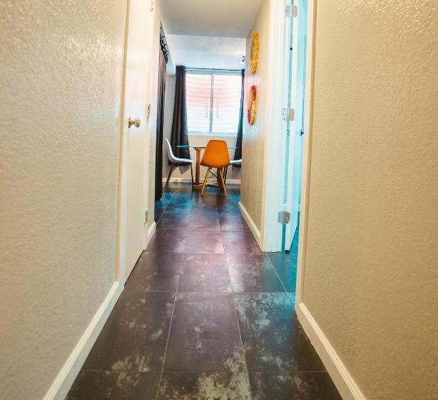 بنسيون Windsor Retreat Private Basement Suite