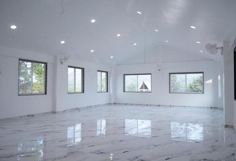 אתר נופש Nirved Retreat   A Backwater Forest Stay