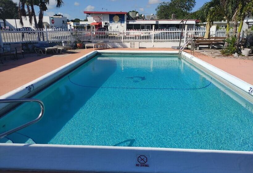 هتل Hollywood Gardens Inn & Suites