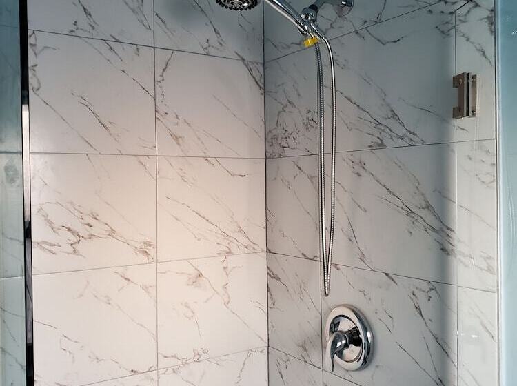 Отель Hollywood Gardens Inn & Suites