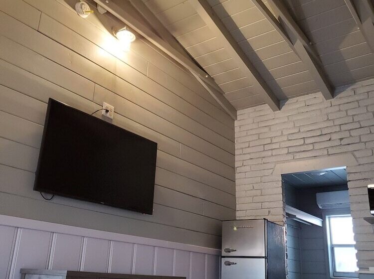 Отель Hollywood Gardens Inn & Suites