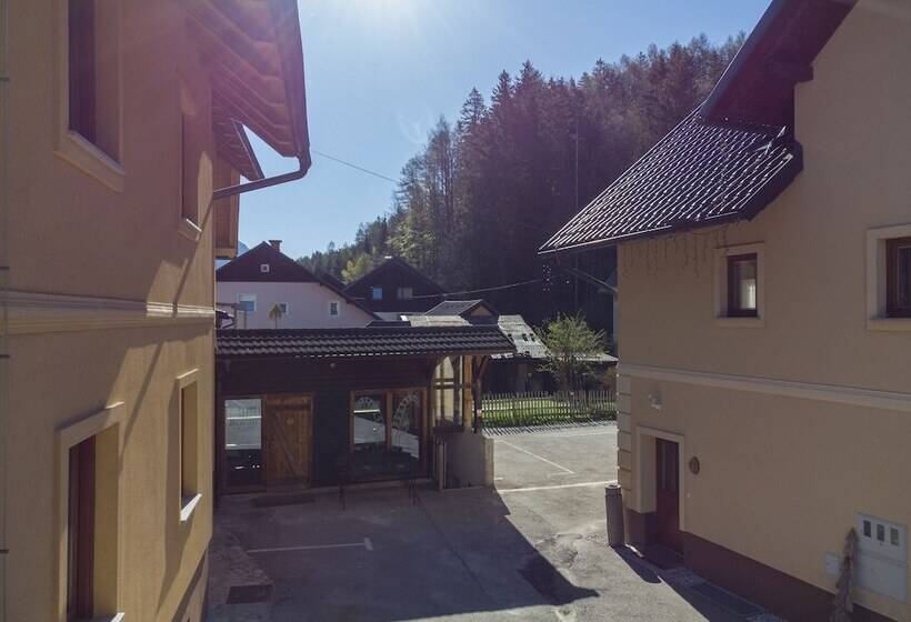 Berghi Hotel And Apartments