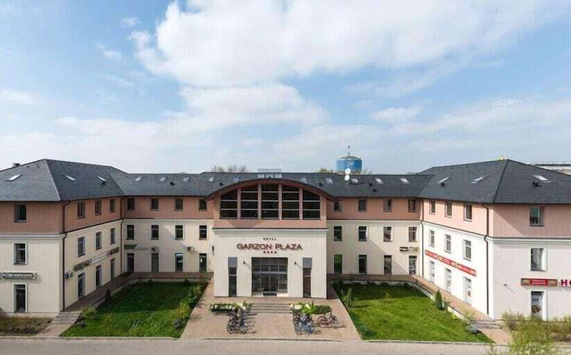 فندق Garzon Plaza