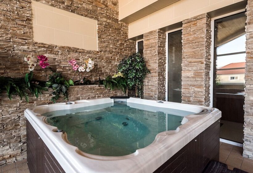 فندق Garzon Plaza