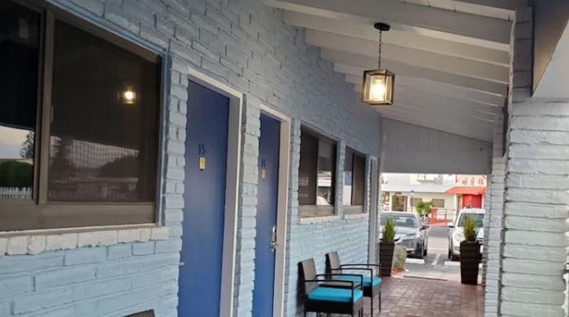 Отель Hollywood Gardens Inn & Suites