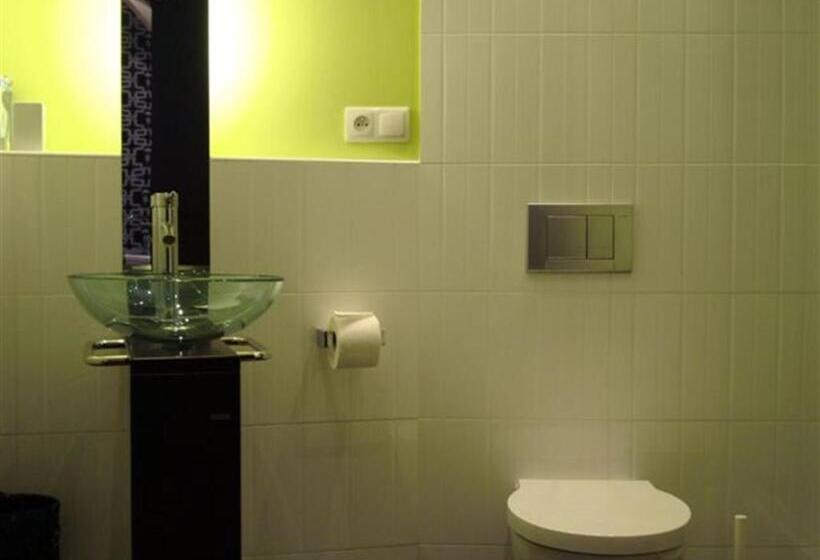 هتل Home & Travel