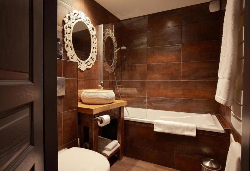 Отель Hôtel Le Manoir Des Montagnes