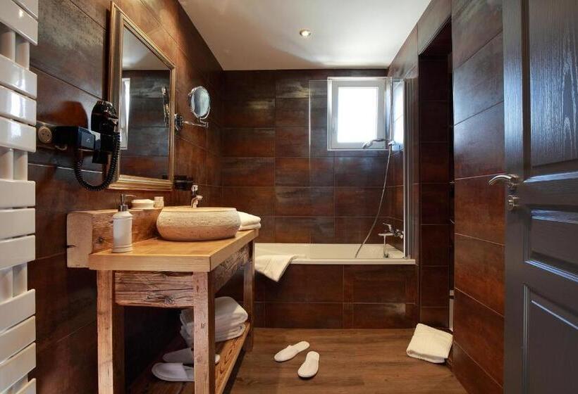 Отель Hôtel Le Manoir Des Montagnes