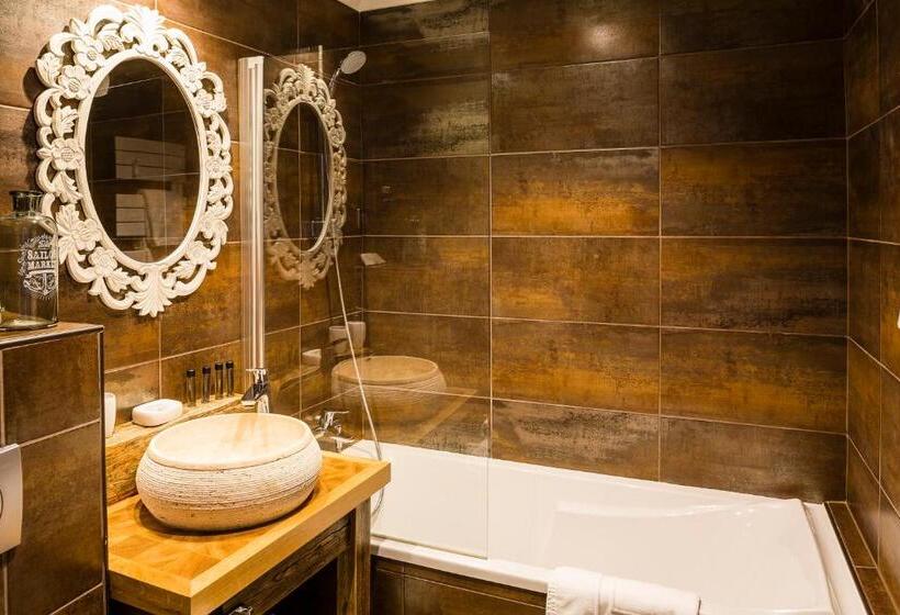 Отель Hôtel Le Manoir Des Montagnes