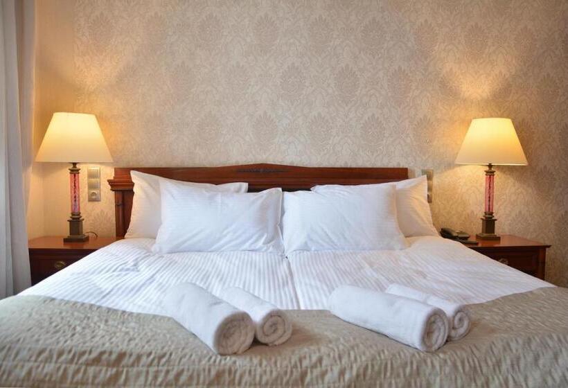 هتل Komoda Club Residence