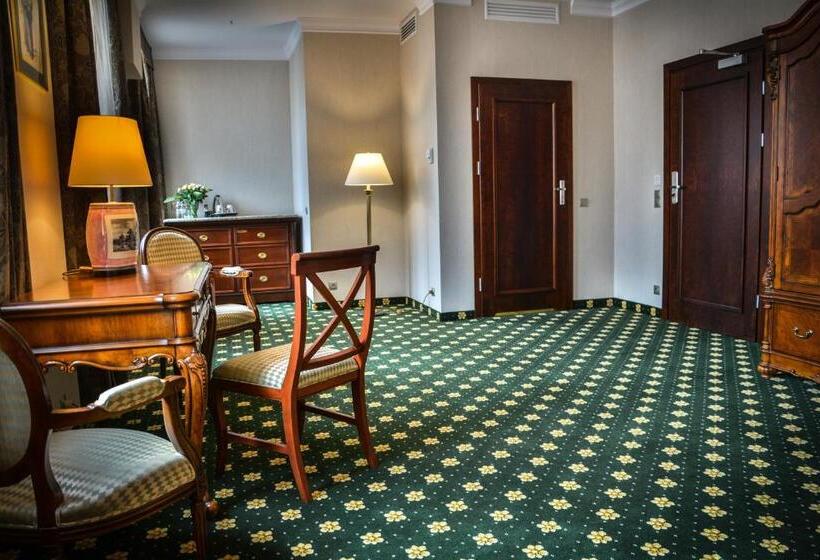 هتل Komoda Club Residence