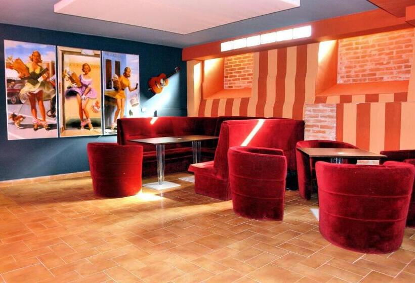 هتل Komoda Club Residence