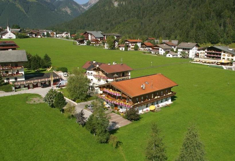 هتل Landhaus Karwendel