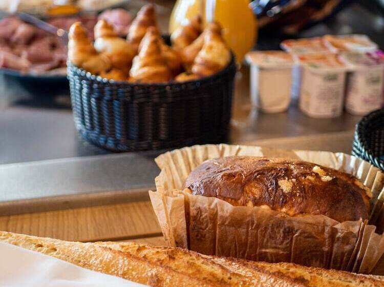 Отель Logis Hôtels Le Saint Pierre