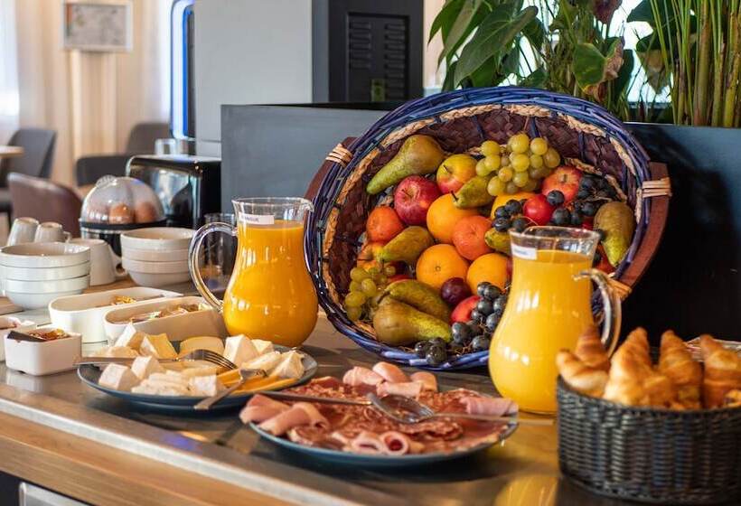 Отель Logis Hôtels Le Saint Pierre