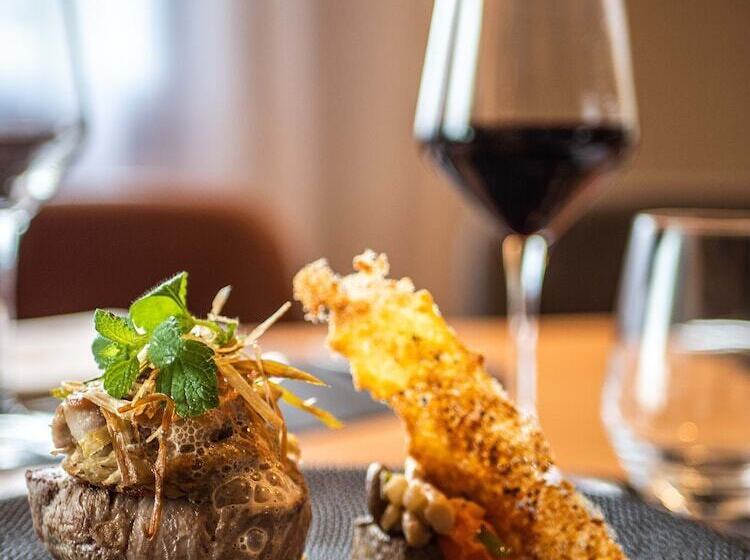 Отель Logis Hôtels Le Saint Pierre