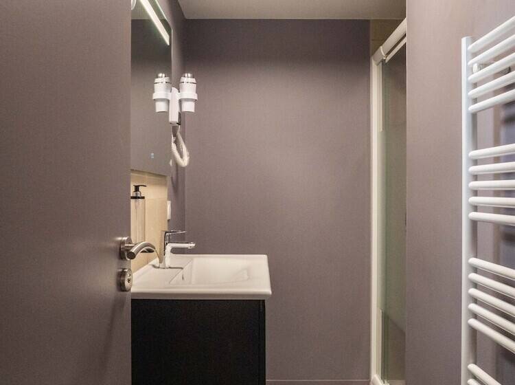 Отель Logis Hôtels Le Saint Pierre