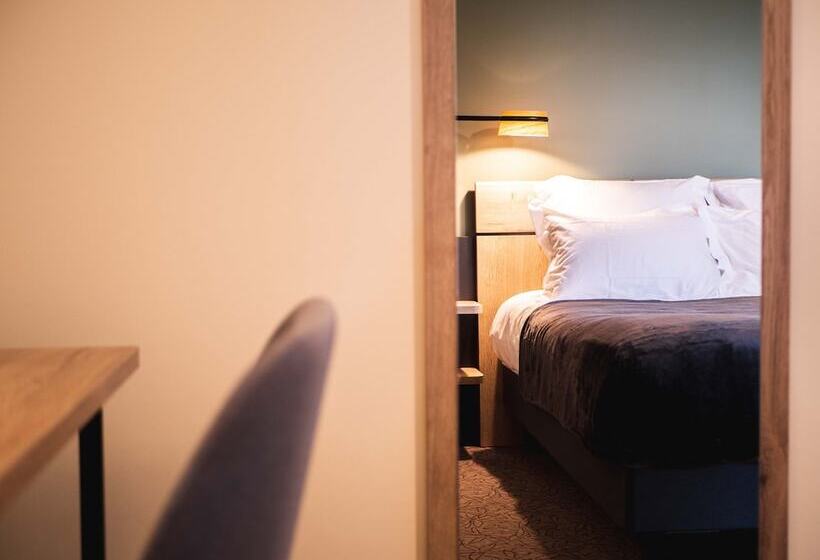 Отель Logis Hôtels Le Saint Pierre