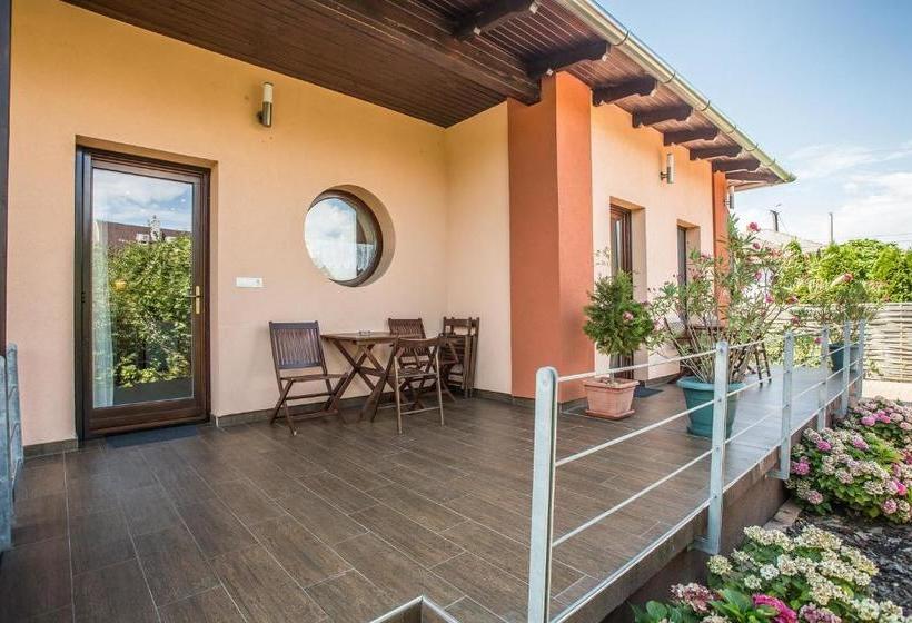 هتل Nyirfa Apartmanház