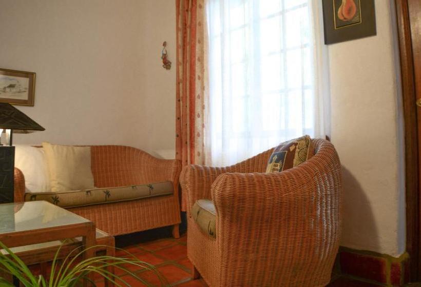 בית מלון כפרי Old Thatch Lodge