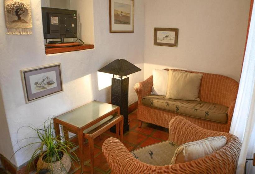 בית מלון כפרי Old Thatch Lodge