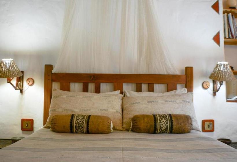 בית מלון כפרי Old Thatch Lodge