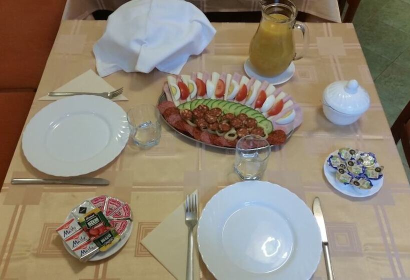 هتل Penzión Zlatý Jeleň