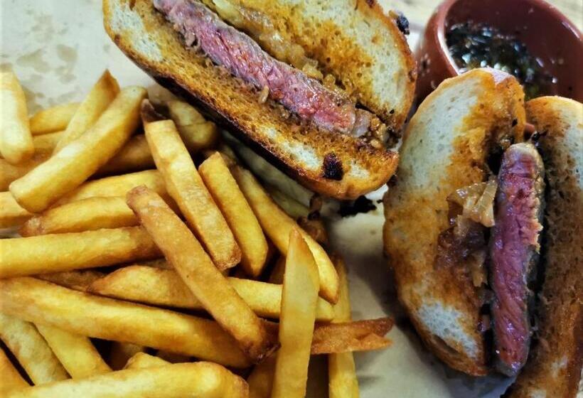 فندق The Red Tin Roof