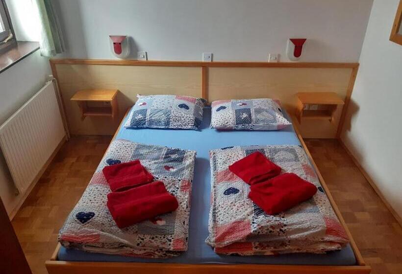 هتل Rooms Barovc By The Lake Jasna