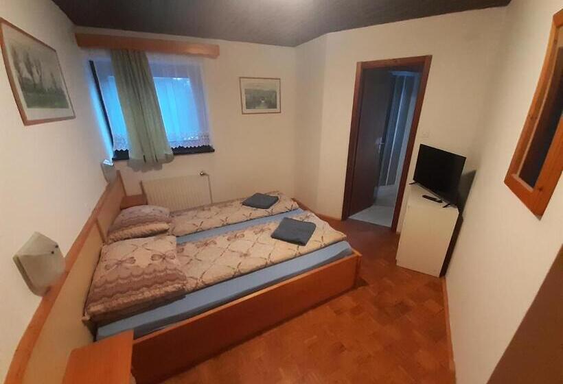 هتل Rooms Barovc By The Lake Jasna