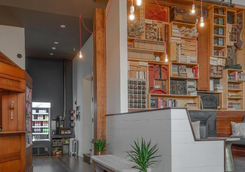 Отель Commodore