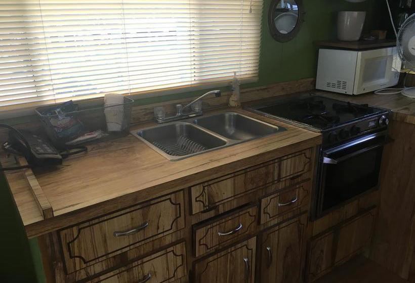 فندق Smuggler's Cove Resort And Marina