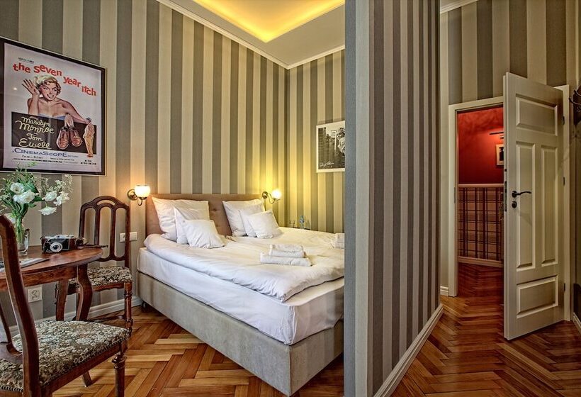 هتل Stare Kino Cinema Residence