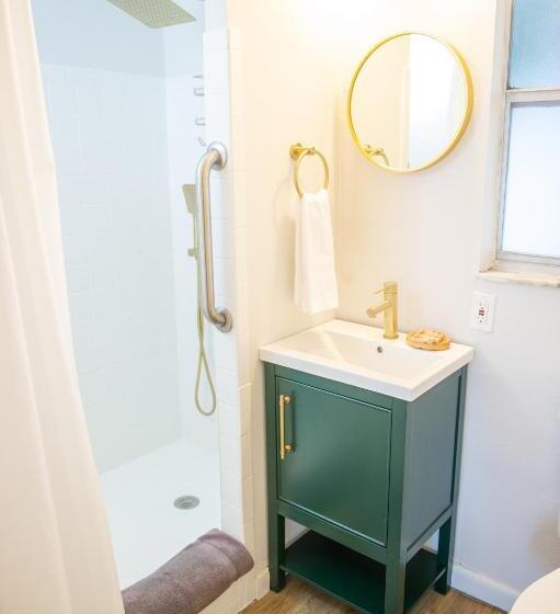 فندق Sunburst Inn