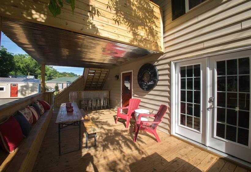 Отель Swamp Rabbit Inn