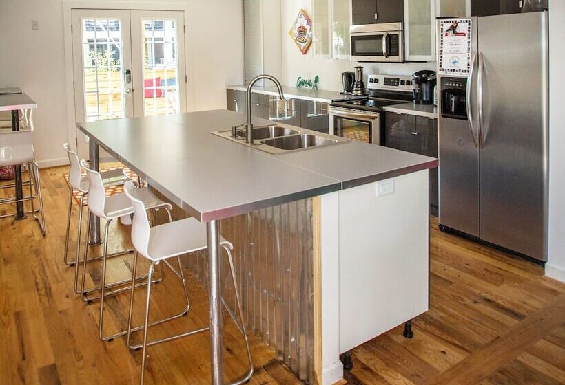 Отель Swamp Rabbit Inn