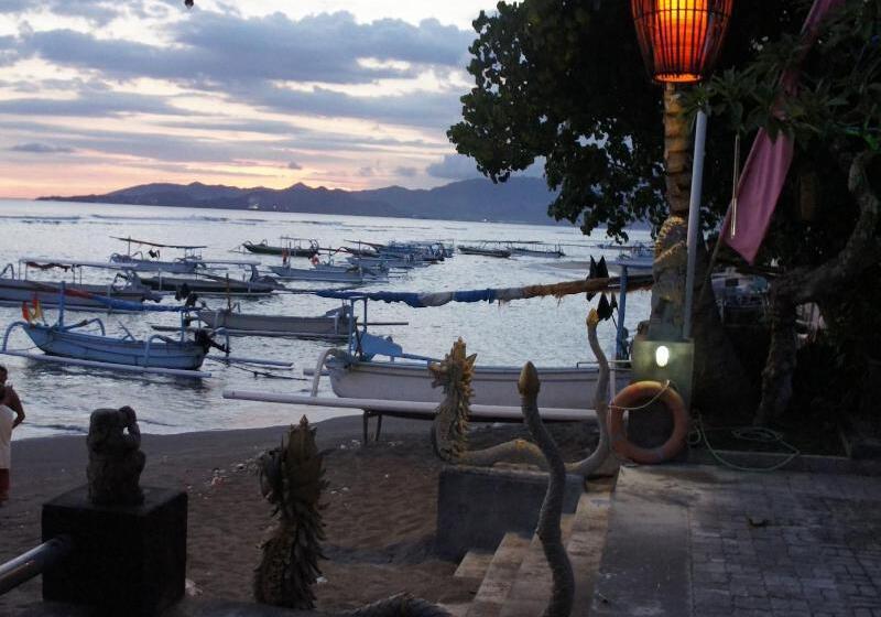 בית מלון כפרי The Beach Candidasa