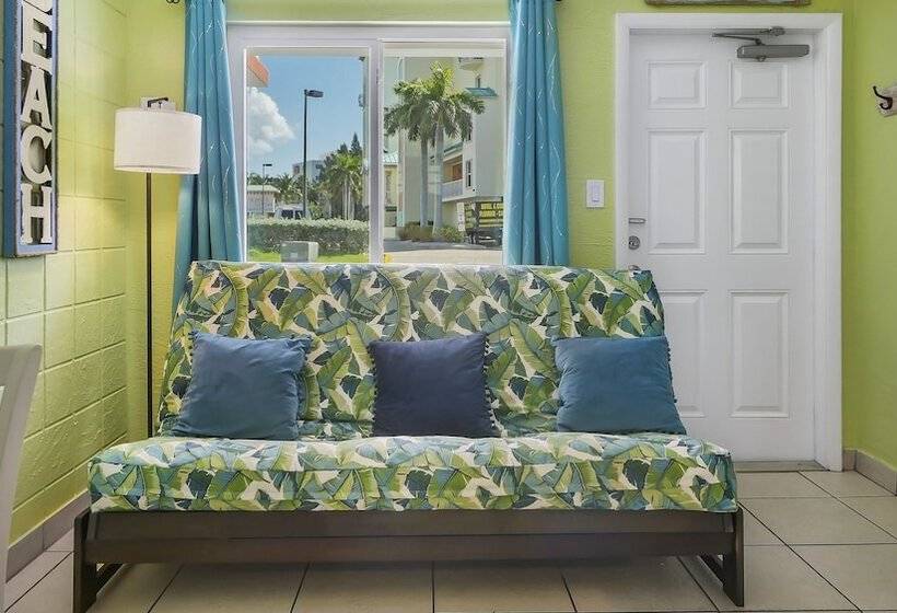 Отель Beach House